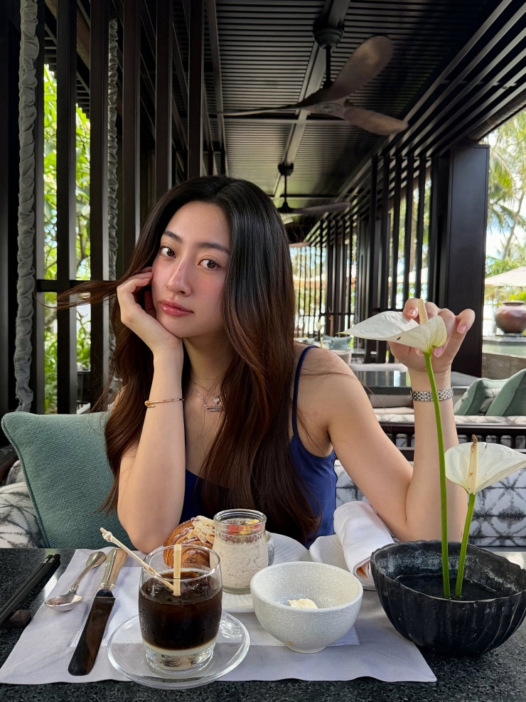 Một số ý kiến còn cho rằng vẻ đẹp tự nhiên và thần thái nhẹ nhàng chính là điểm giúp cô luôn giữ được sức hút trong lòng người hâm mộ.