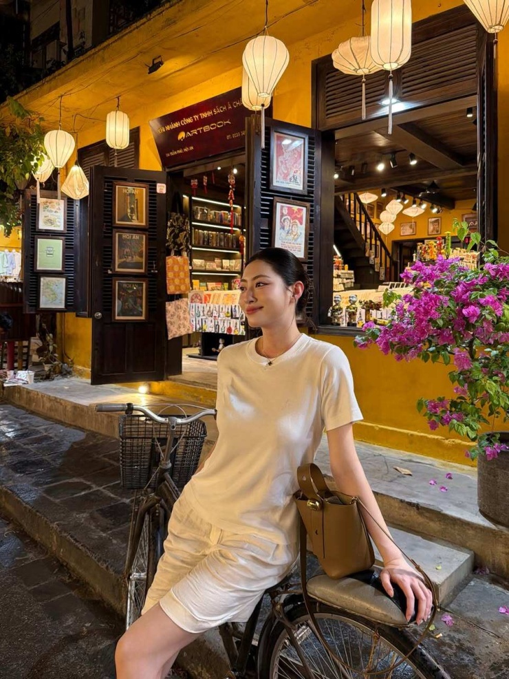 Tuy nhiên, nàng hậu vẫn giữ được sự cân bằng nhất định khi chỉ tiết lộ những khía cạnh phù hợp của cuộc sống, đồng thời duy trì sự riêng tư cần thiết.