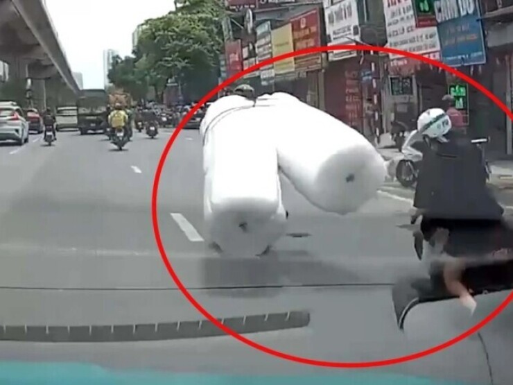 Chở hàng cồng kềnh va chạm khiến người phụ nữ ngã xuống gầm xe ô tô
