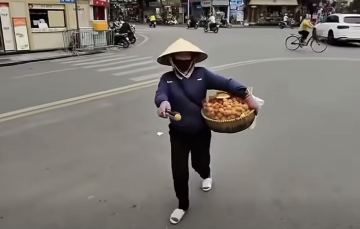 Người phụ nữ bán hàng rong "chặt chém" du khách.