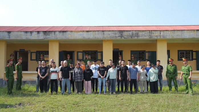 Các nghi phạm trong đường dây lừa đảo xuyên quốc gia bằng hình thức "bẫy tình" bị cơ quan công an bắt giữ để điều tra.