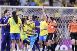 Brazil nhận 8 thẻ đỏ trong 1 trận đấu, cả HLV lẫn cầu thủ đều bị đuổi