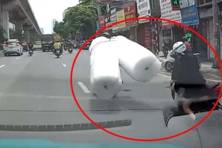 Chở hàng cồng kềnh va chạm khiến người phụ nữ ngã xuống gầm xe ô tô