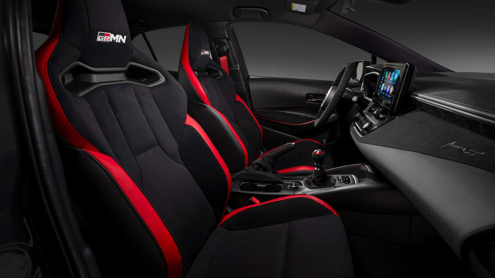 Hàng ghế trước được trang bị&nbsp;cặp ghế đua dạng thùng (bucket seat) bằng sợi thủy tinh siêu ôm người.