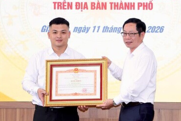 Chàng trai khống chế kẻ cầm dao tấn công phụ nữ nhận bằng khen của Thủ tướng