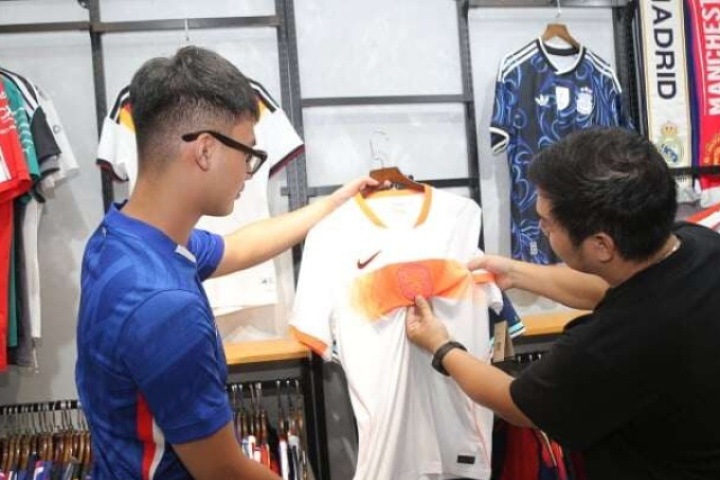 Áo World Cup 2026 của Ronaldo giá 4 triệu đồng vẫn "cháy hàng", không đủ bán
