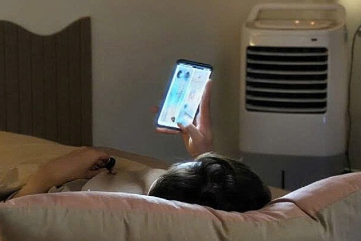 Cơ thể kiệt sức, ngón tay vẫn vuốt màn hình đến rạng sáng