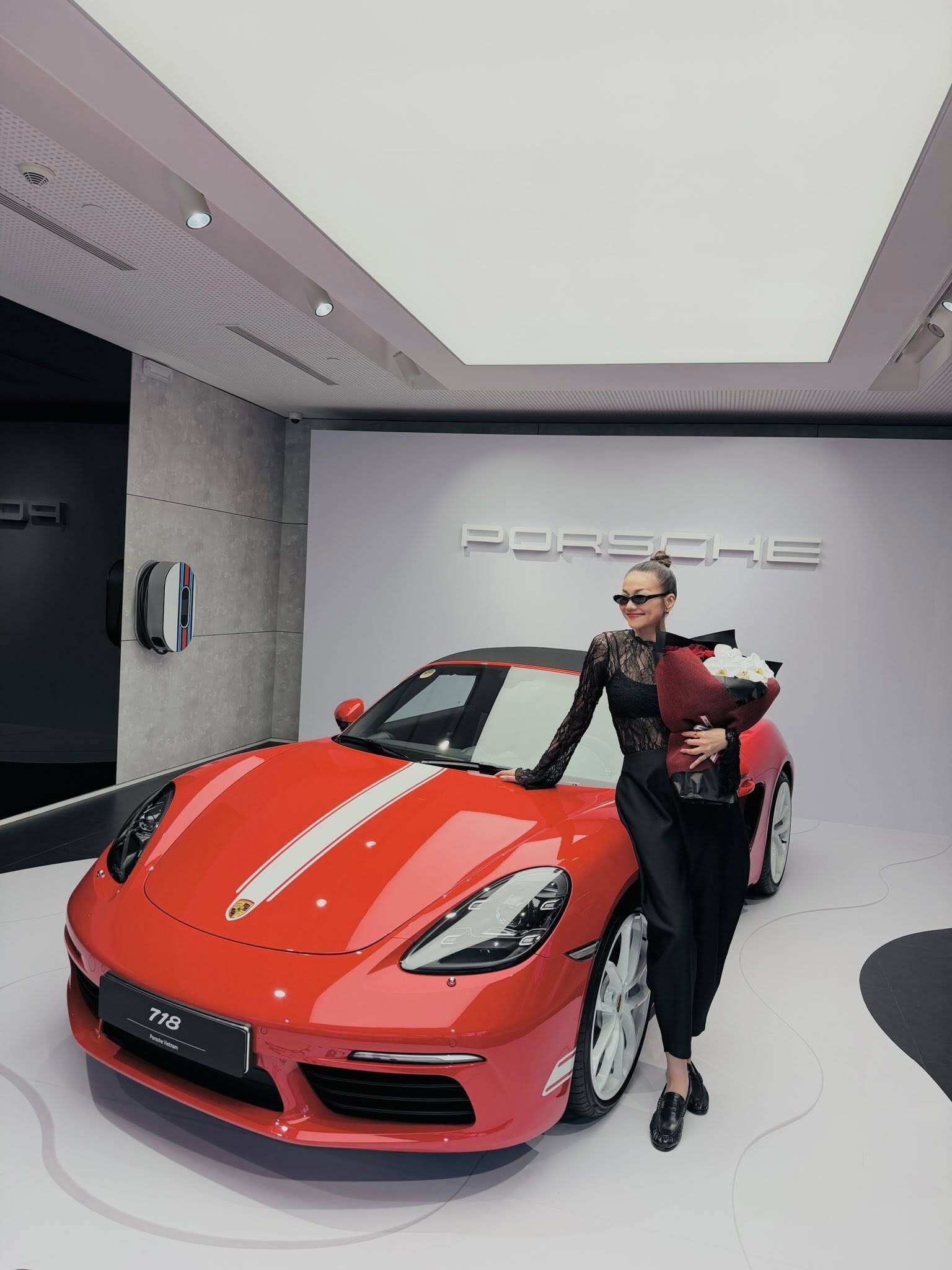 Siêu mẫu Thanh Hằng chi hơn 5 tỷ tậu Porsche 718 Boxster mừng sinh nhật sớm - 1