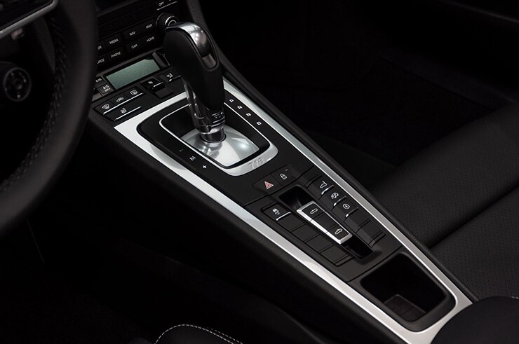 Siêu mẫu Thanh Hằng chi hơn 5 tỷ tậu Porsche 718 Boxster mừng sinh nhật sớm - 9