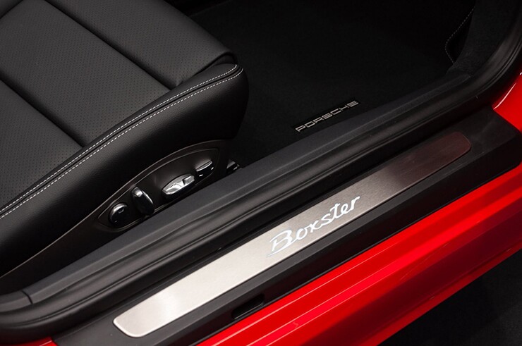 Siêu mẫu Thanh Hằng chi hơn 5 tỷ tậu Porsche 718 Boxster mừng sinh nhật sớm - 10