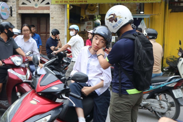 Khoảnh khắc xúc động tại kỳ thi tốt nghiệp THPT 2026: Người cha 18 năm làm "đôi chân" cho con trai - 1