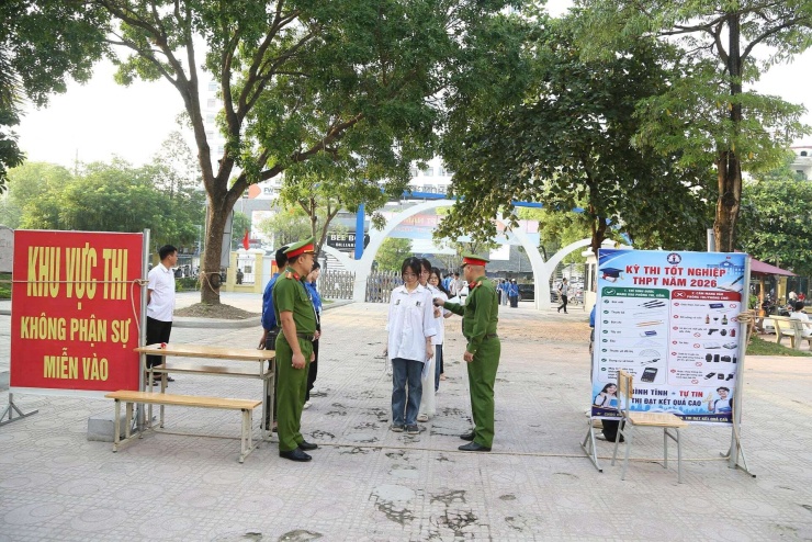 Trường THPT Chuyên Bắc Giang đã trang bị 2 máy quét cầm tay để hỗ trợ an ninh an toàn Điểm thi.