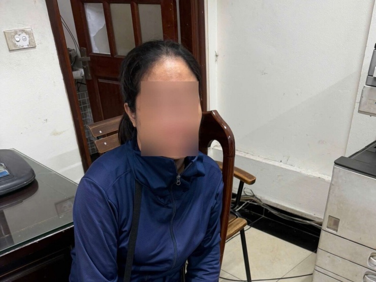 Người phụ nữ xuất hiện trong đoạn clip bán 10 chiếc bánh rán cho một du khách nước ngoài với số tiền thực tế lên tới 420.000 đồng được mời đến trụ sở cơ quan công an để làm việc. Ảnh: Công an phường Hoàn Kiếm