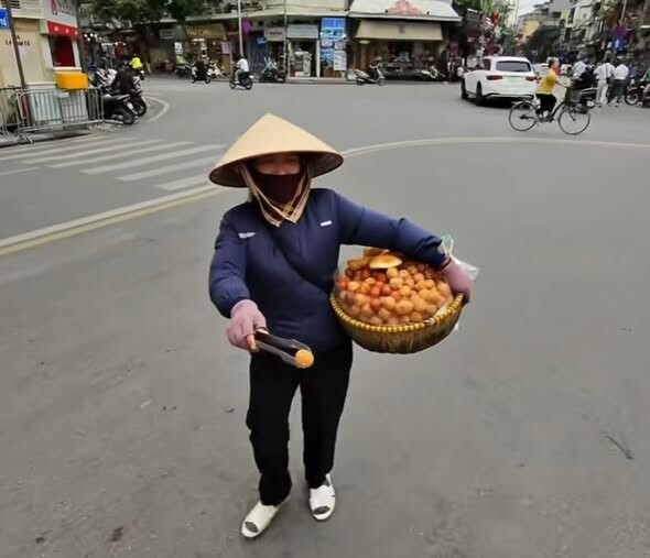 Người bán hàng rong xuất hiện trong đoạn video. Ảnh cắt từ video