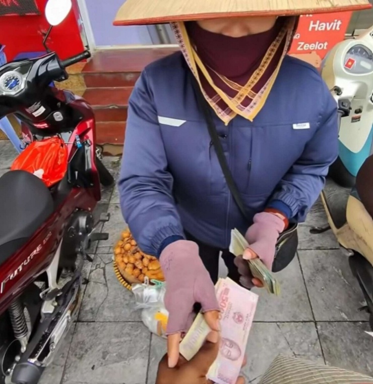 Theo nội dung clip, du khách nước ngoài đưa tờ tiền mệnh giá 500.000 đồng, người bán chỉ trả lại 80.000 đồng. Ảnh chụp video clip.