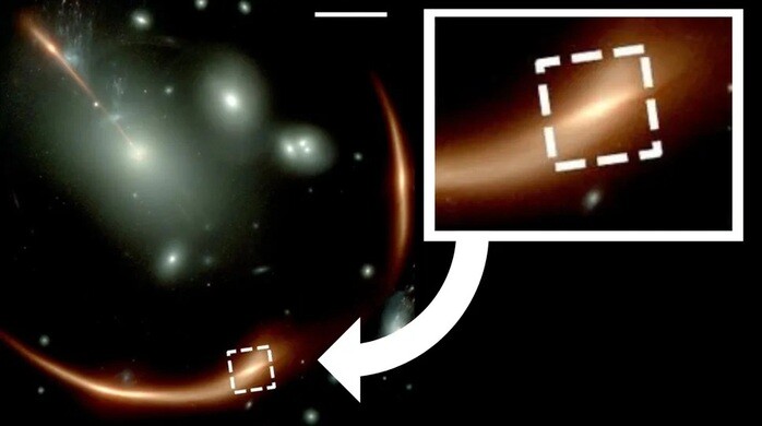 Thiên hà cổ đại méo mó và lỗ đen quái vật của nó - Ảnh: NASA/JWST
