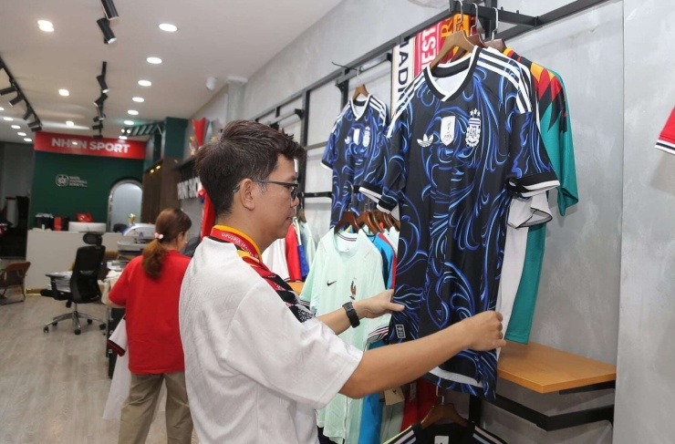 Anh Trần Minh Quân sắp xếp các mẫu áo đấu sẵn sàng phục vụ người hâm mộ mùa World Cup 2026.