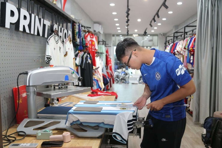 Để thu hút khách hàng, các shop tung các khuyến mãi giảm giá 5%-10% và in ấn tên cầu thủ miễn phí. Ảnh: Lê Giang