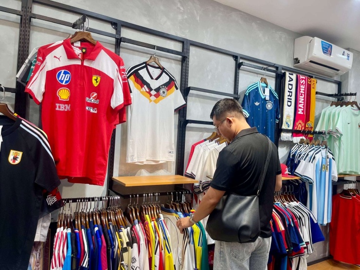 Người hâm mộ đến các shop thể thao lựa chọn các mẫu áo yêu thích cho mùa World Cup 2026.