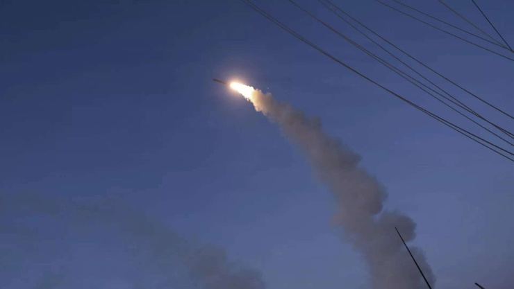 Ông Trump thề sẽ ném bom Iran "đến tận địa ngục"; hai bên đang tấn công nhau dữ dội - 1