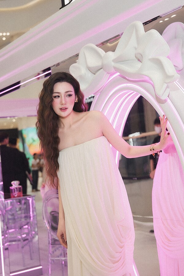 Sau hơn một thập kỷ kể từ khi đăng quang ngôi vị Á hậu 1 Hoa hậu Việt Nam 2012, Tú Anh vẫn khiến nhiều người ngưỡng mộ bởi nhan sắc trẻ trung cùng vóc dáng cân đối. Dù đã lập gia đình và làm mẹ, người đẹp Hà thành vẫn duy trì được vẻ ngoài rạng rỡ nhờ chế độ chăm sóc bản thân khoa học và đều đặn.