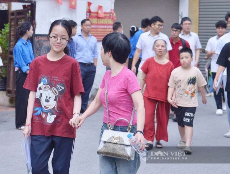 Bà Đào Thị Phẩm đi phía sau con gái và cháu ngoại Đỗ Kim Ngân với niềm hy vọng cháu thi thật tốt. Ảnh: Gia Khiêm