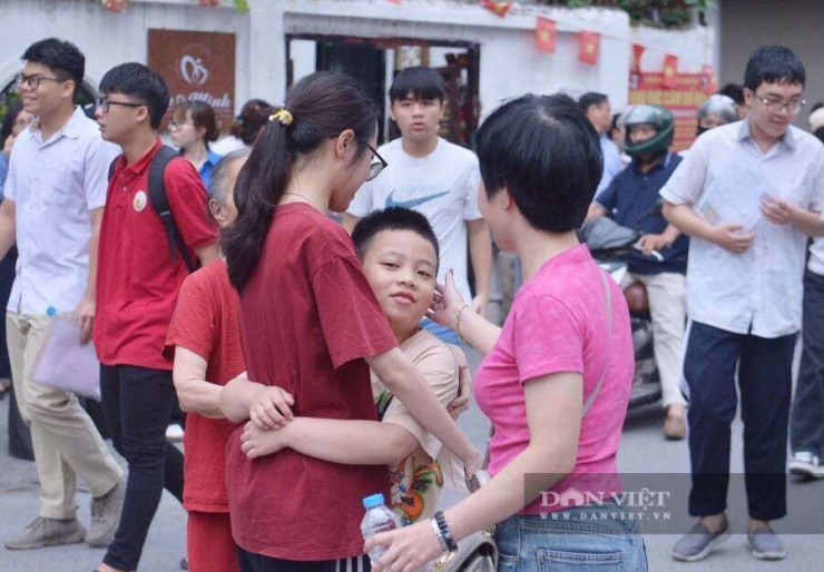 Bà Phẩm cùng mọi người trong gia đình ôm động viên Kim Ngân hoàn thành tốt bài thi. Ảnh: Gia Khiêm