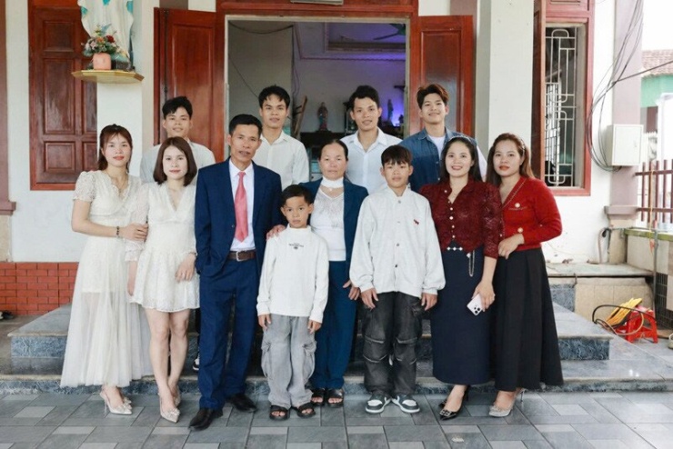 Vợ chồng ông Trí bên 10 người con 
