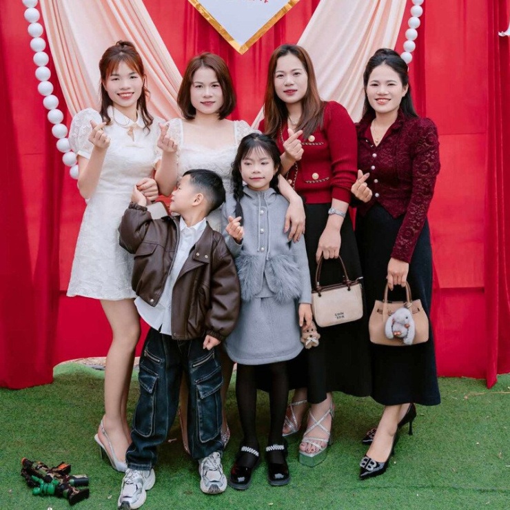 Chị Nhuần (thứ 2 từ phải sang) và 3 em gái đều lấy chồng cùng xóm 