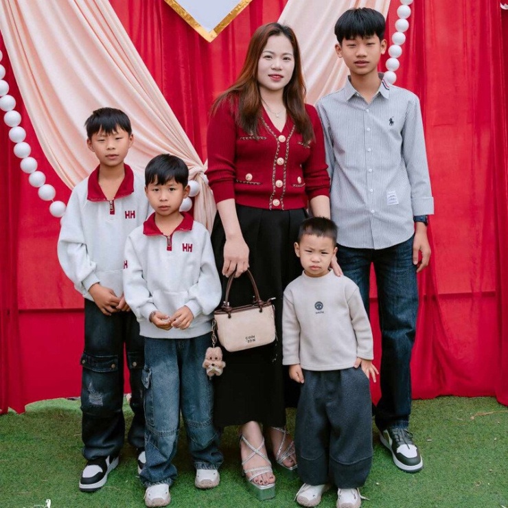 Chị Nhuần bên các con 
