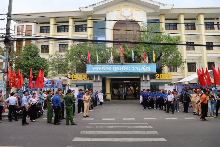 Đưa thí sinh ngủ quên đến điểm thi kịp giờ làm bài - 2