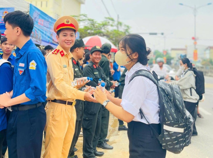 Đưa thí sinh ngủ quên đến điểm thi kịp giờ làm bài - 6