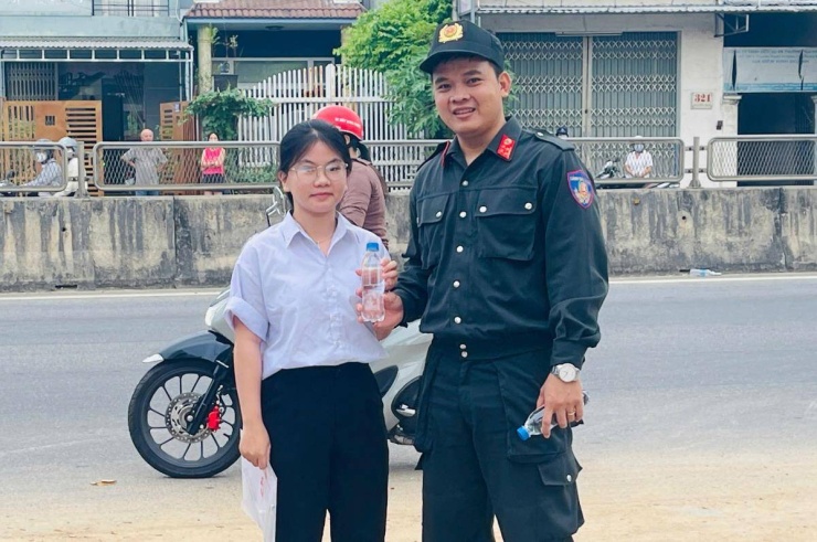 Đưa thí sinh ngủ quên đến điểm thi kịp giờ làm bài - 7