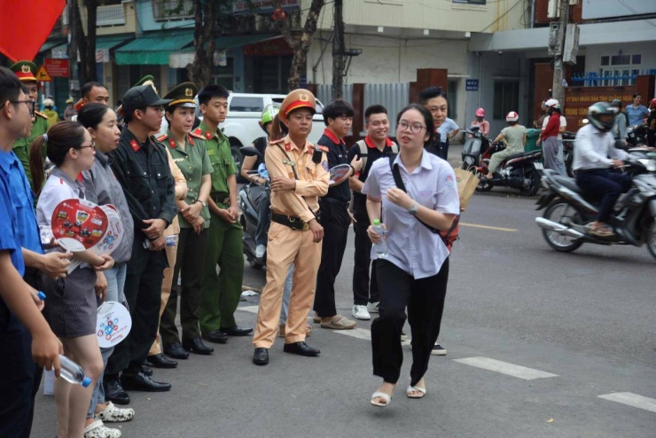 Thí sinh hối hả vào phòng thi