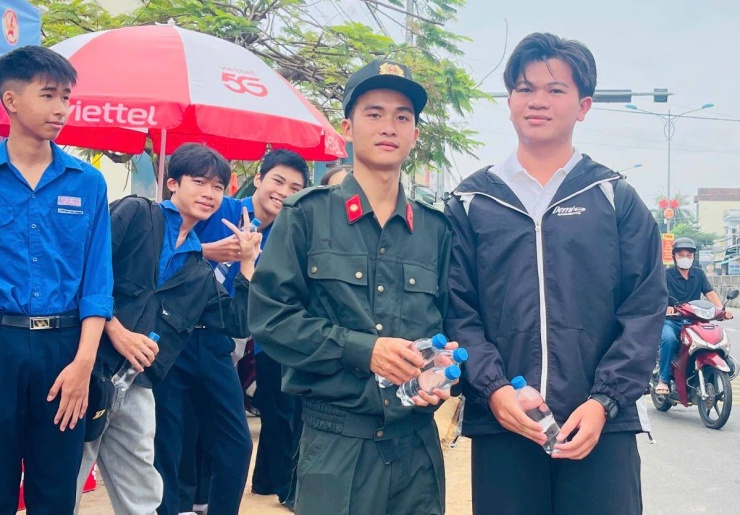 Tiếp nước cho các thí sinh dự thi