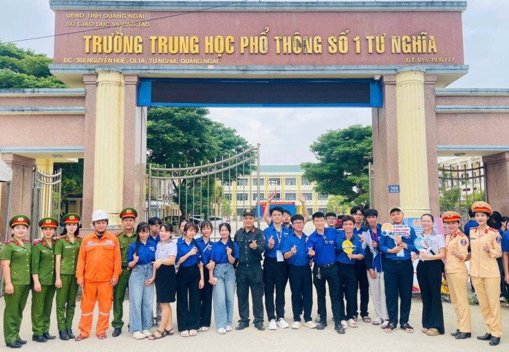 Đưa thí sinh ngủ quên đến điểm thi kịp giờ làm bài - 9
