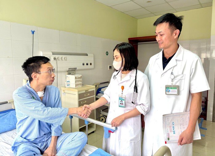 11 ngày sau cuộc đại phẫu, sức khỏe của trung tá công an bị kẻ ngáo đá đâm trọng thương đã qua cơn nguy kịch, có thể giao tiếp bình thường. Ảnh: Bệnh viện Đa khoa Thanh Hóa