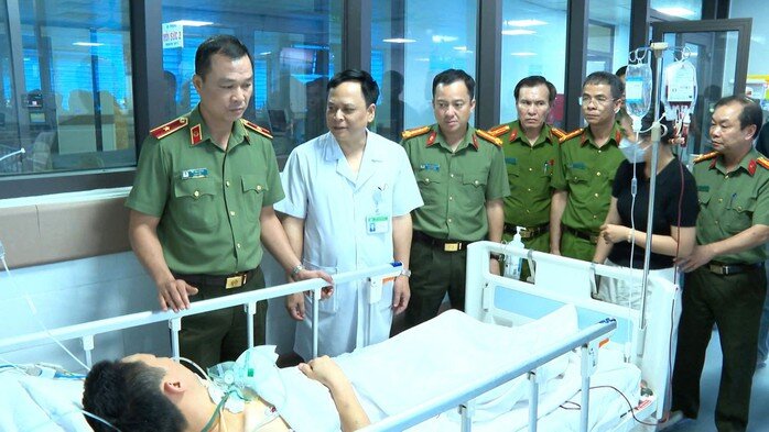 Thiếu tướng Tô Anh Dũng, Giám đốc Công an tỉnh Thanh Hóa tới bệnh viện thăm hỏi, động viên trung tá Phạm Ngọc Khánh. Ảnh: Công an Thanh Hóa