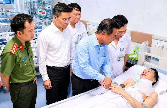 Bí thư Tỉnh ủy Thanh Hóa Lê Đức Thái tới bệnh viện thăm hỏi trung tá Phạm Ngọc Khánh