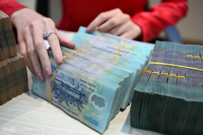 Nhân viên một ngân hàng ở Hà Nội đang đếm tiền mặt. Ảnh: Giang Huy