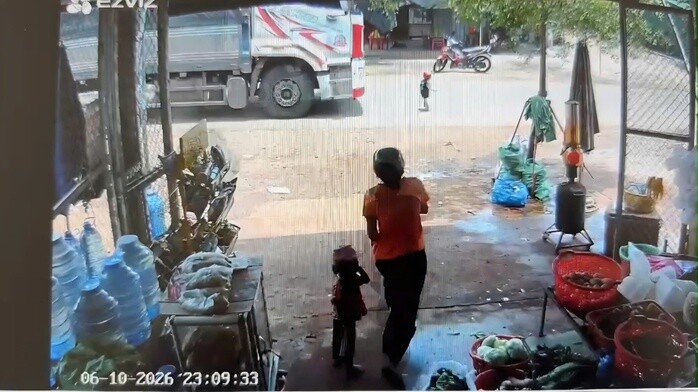 Cháu bé 3 tuổi bị xe tải tông tử vong khi chạy qua đường