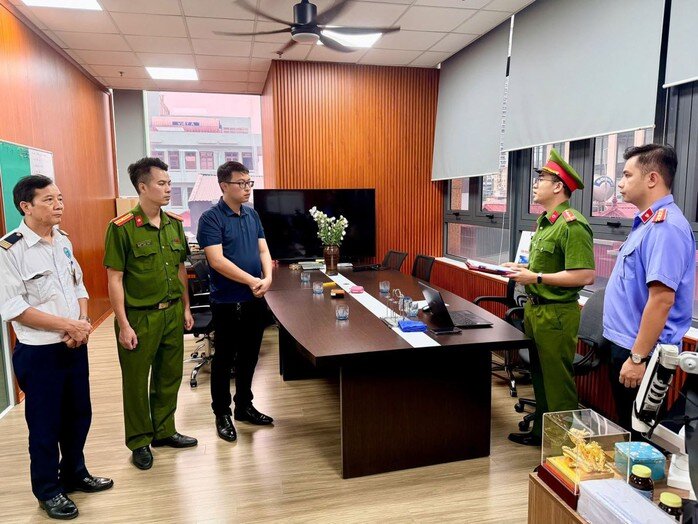 Cơ quan CSĐT Công an tỉnh Phú Thọ công bố Lệnh khám xét khẩn cấp nơi làm việc của Bùi Đắc Ánh Dương, Giám đốc Công ty Cổ phần hệ thống thông tin ATHENA Việt Nam. Ảnh: CACC