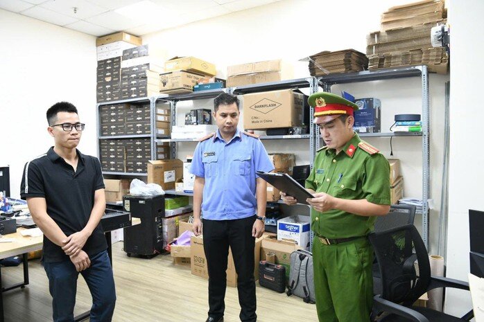 Cơ quan Cảnh sát điều tra Công an tỉnh Phú Thọ thi hành lệnh khám xét khẩn cấp nơi làm việc đối với Khuất Tiến Minh, Giám đốc Công ty TNHH MTV giải pháp công nghệ Tek- Solution. Ảnh: CACC