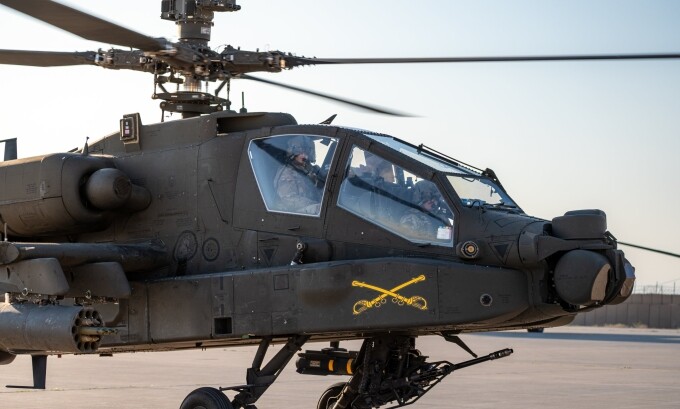 UAV Iran 'đâm trúng buồng lái Apache, kẹt giữa hai phi công' - 1