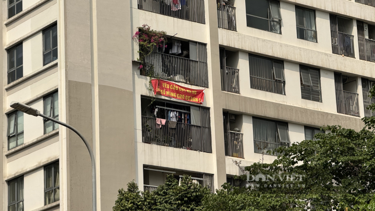 Cư dân chung cư Hà Đô Parkside căng kín băng rôn yêu cầu chủ đầu tư Hà Đô trả sổ hồng cho cư dân. Ảnh: Anh Văn