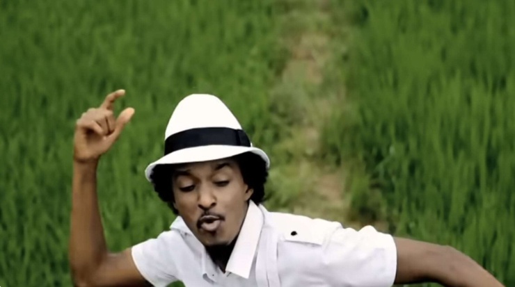 Hình ảnh cánh đồng lúa ở Nha Trang đi vào MV "Wavin’ Flag" tạo thành một thước phim đẹp. Ảnh chụp màn hình
