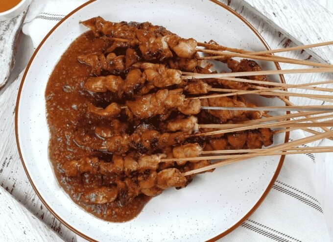 Satay hay thịt gà xiên nướng là một trong những món đặc trưng của người Indonesia. Ảnh: Delish Globe