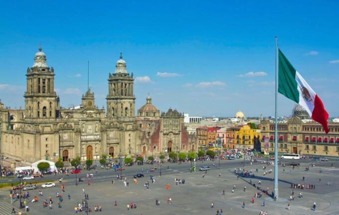 Quảng trường El Zócalo ở Centro Historico ở Mexico city. Ảnh: Globe to tting