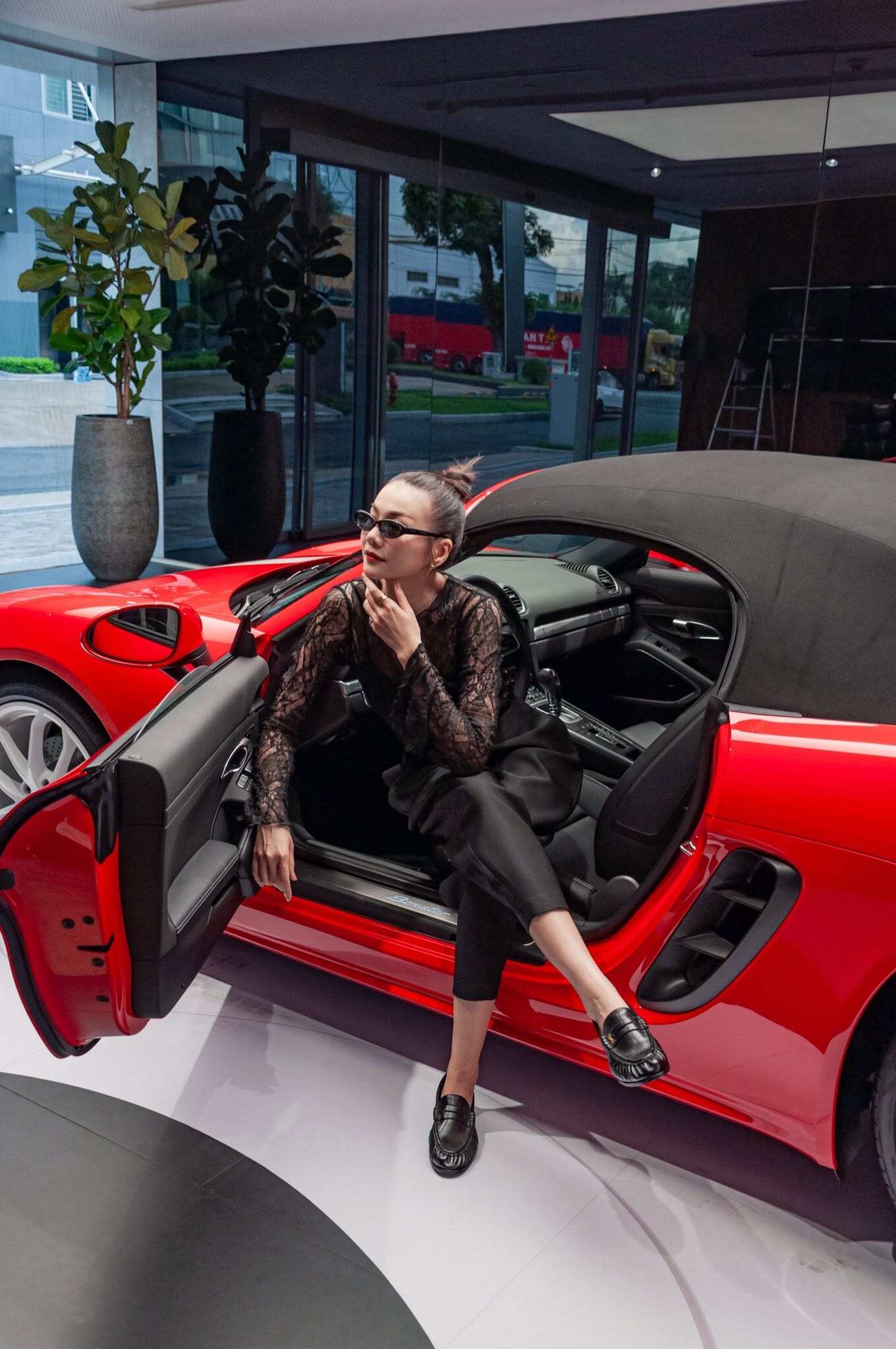 Siêu mẫu Thanh Hằng chi hơn 5 tỷ tậu Porsche 718 Boxster mừng sinh nhật sớm - 2