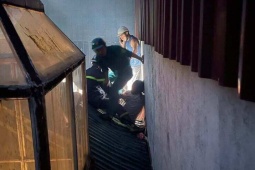 Phá chuồng cọp, cứu 4 người mắc kẹt trong ngôi nhà bị cháy ở Hà Nội